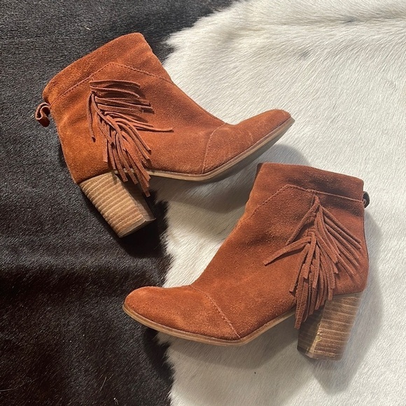 TOMS Cognac Suede Fringe Bootie Sz 7 - Picture 1 of 8
